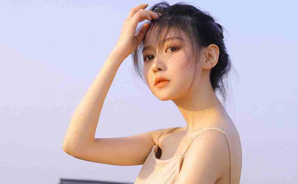 关于简报18少妇羞羞开腿白丝做运动